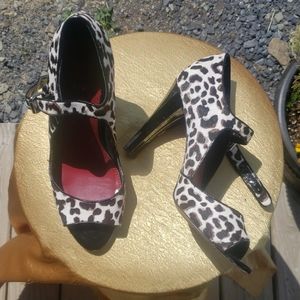 White House black market leopard heels size 8.5m